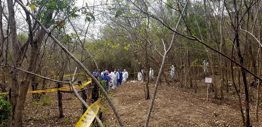 Autoridades descubren diez fosas con 11 cadáveres en México