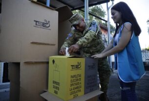 El Salvador celebra elecciones presidenciales bajo suspensión de derechos