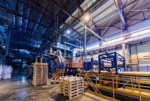 Iluminación de empresas e industrias es optimizada por los reflectores UFO