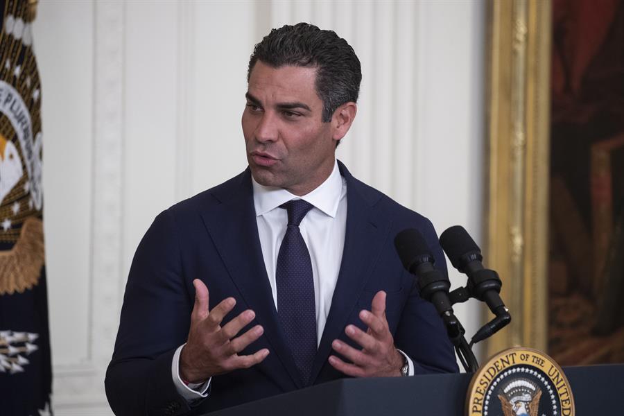 Alcalde de Miami respalda la candidatura presidencial de Donald Trump