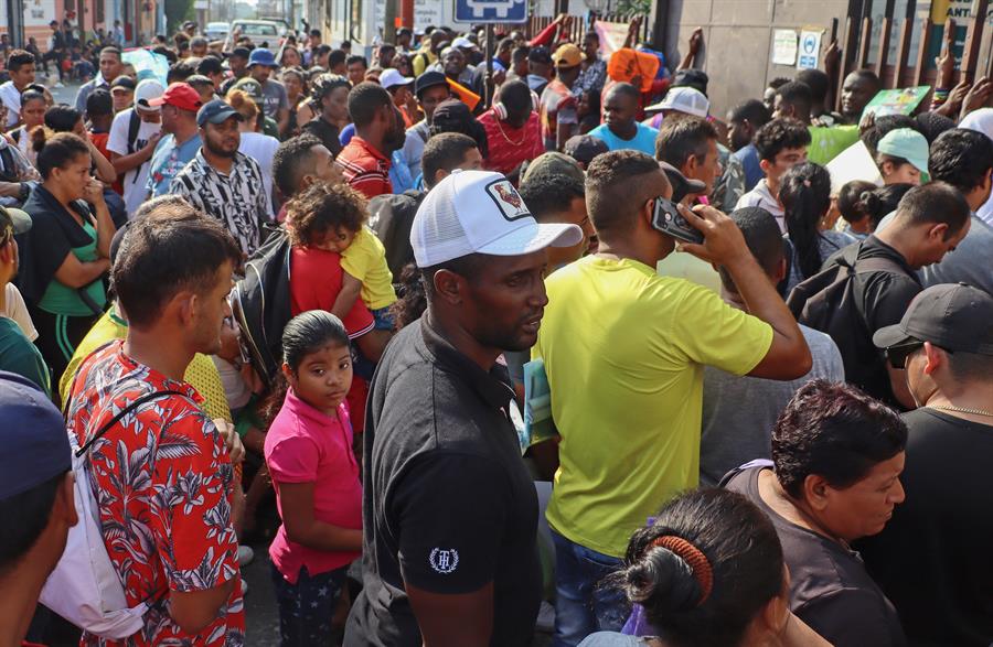 Miles de migrantes saturan oficina para solicitar refugio en frontera sur de México