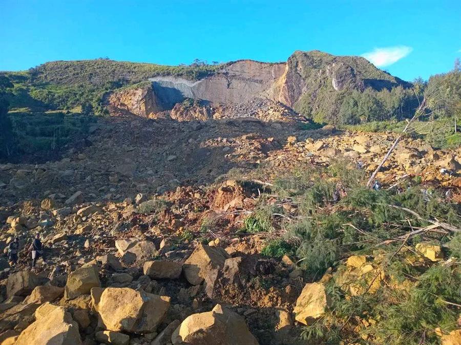 Buscan supervivientes del alud que enterró a más de 2.000 personas en Papúa
