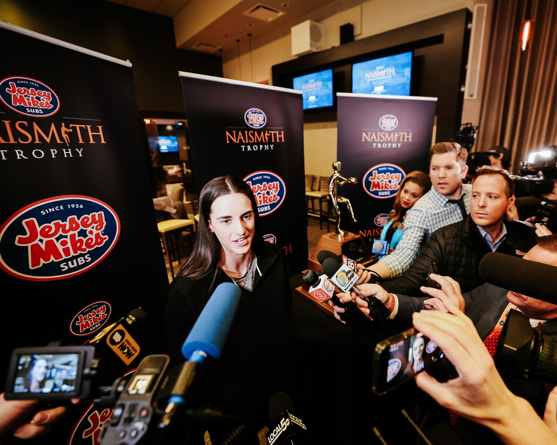 Caitlin Clark acordó con Wilson crear una edición limitada de balones