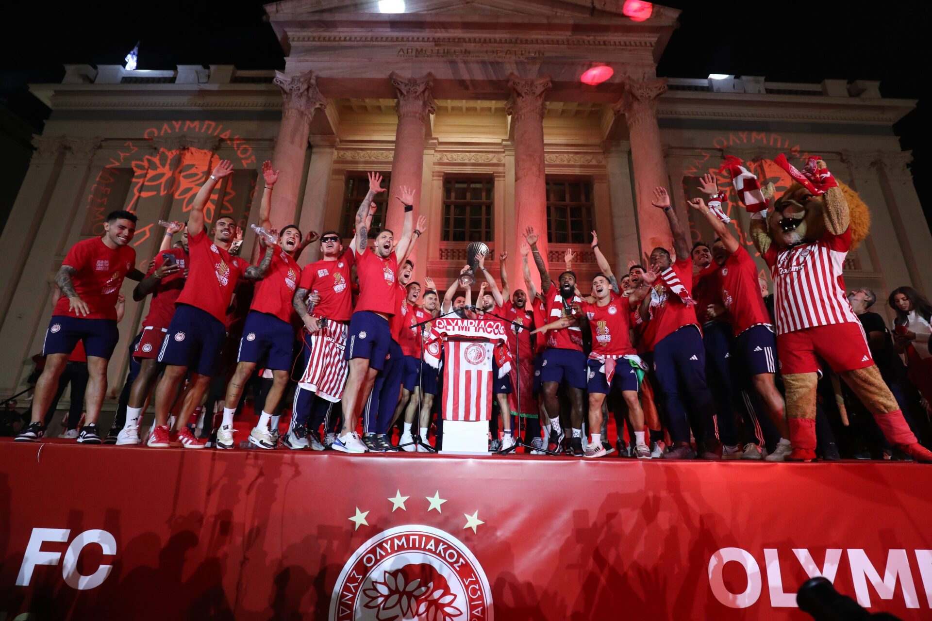Hinchas del Olympiacos festejaron el primer título europeo del club griego
