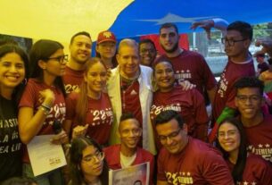 Edmundo González con jóvenes - Fuente de imagen referencial X