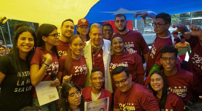 Edmundo González con jóvenes - Fuente de imagen referencial X