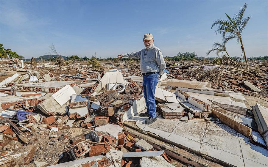 Lula visitó las zonas devastadas por las inundaciones en Brasil