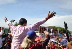 Maduro felicitó a periodistas y recordó a Simón Bolívar: «Ejemplo de ética y moral»