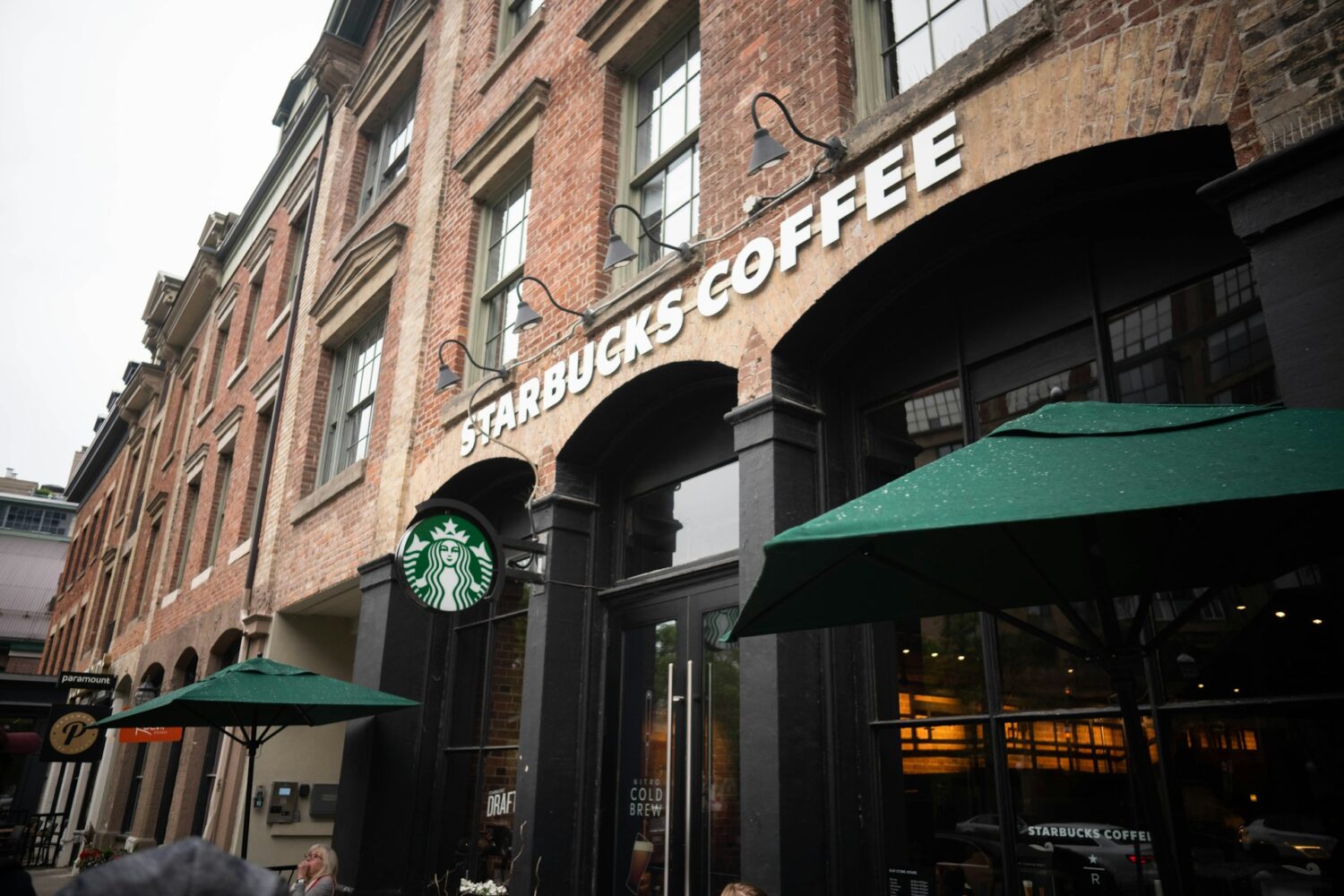 Starbucks vendió su negocio en Brasil a una empresa controlada por Mubadala