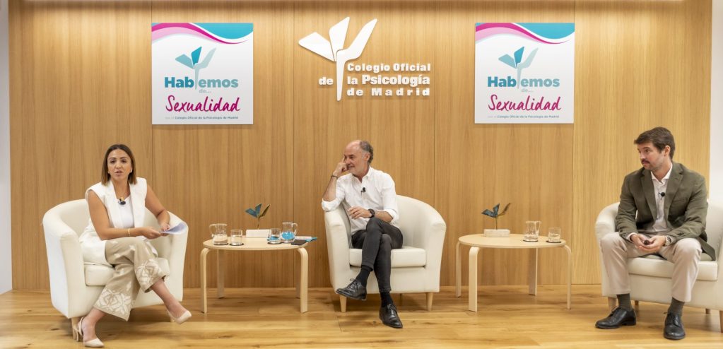 (De izq. a drcha, Candela Gómez, victima de abuso sexual, José Antonio Luengo, Decano del Colegio Oficial de la Psicología de Madrid y Alejandro Villena, psicólogo, sexólogo y coordinador técnico del proyecto "Hablemos de Sexualidad"). Foto cedida.