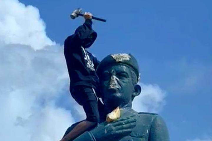 Derriban estatuas de Chávez en protestas contra resultado de las presidenciales