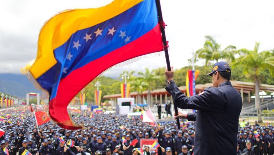 Electores de Maduro se movilizan para festejar su triunfo y defender la paz