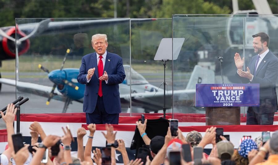 Trump celebró mitin al aire libre protegido por vidrio antibalas