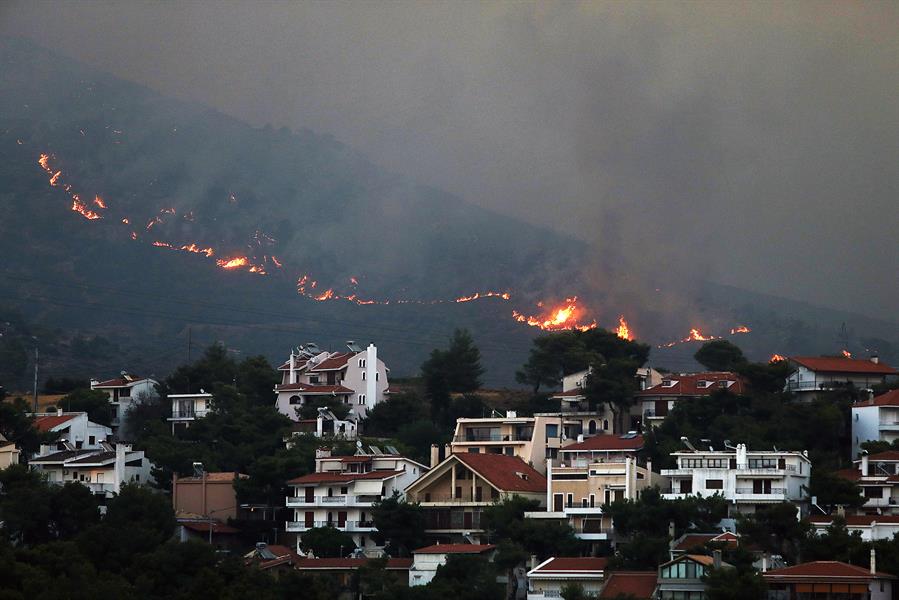 Un fallecido y más de 50.000 evacuados deja incendio que amenaza a Atenas