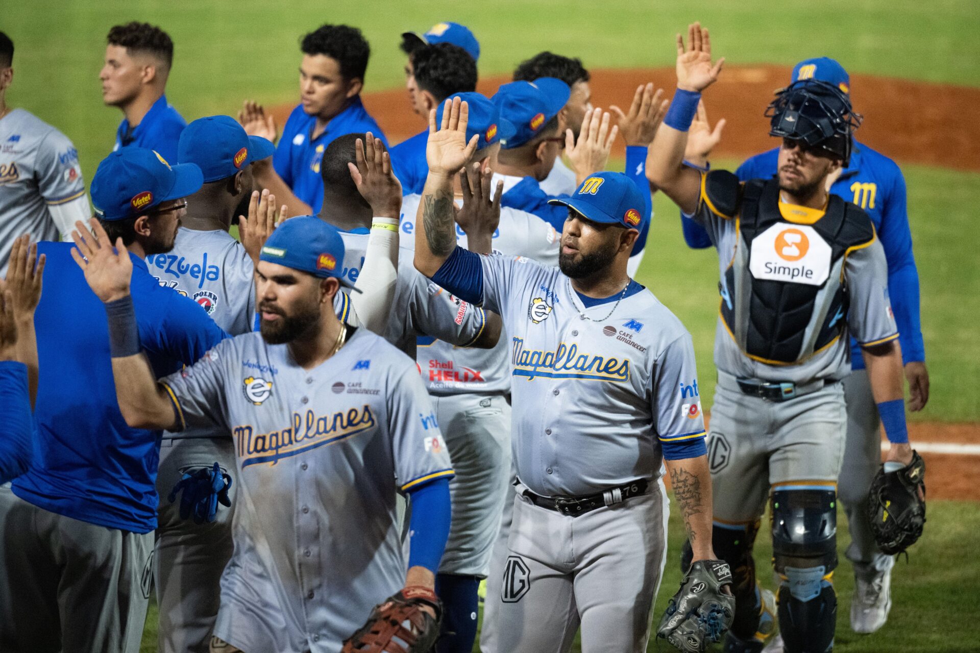 Magallanes ganó el primer duelo de los "eternos rivales"