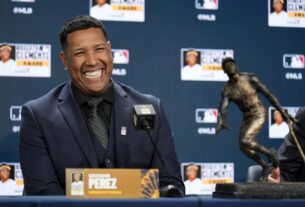 Salvador Pérez recibió el premio Roberto Clemente