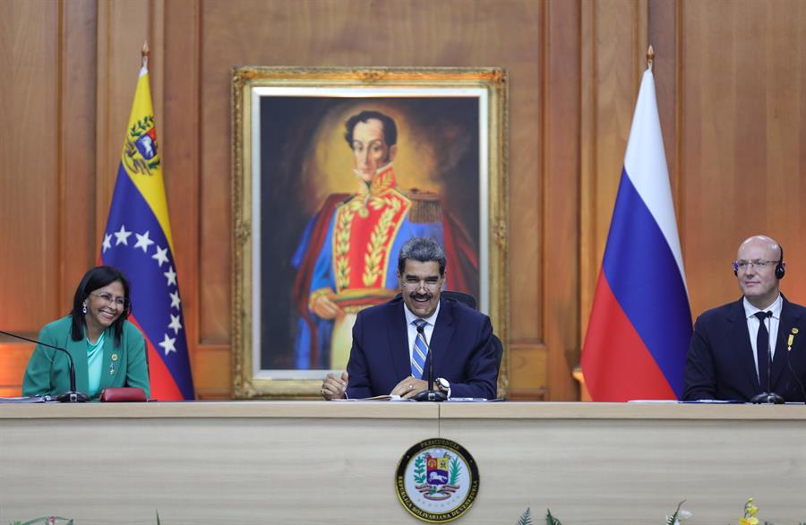 Delcy Rodríguez, Nicolás Maduro y Dmitry Chernyshenko