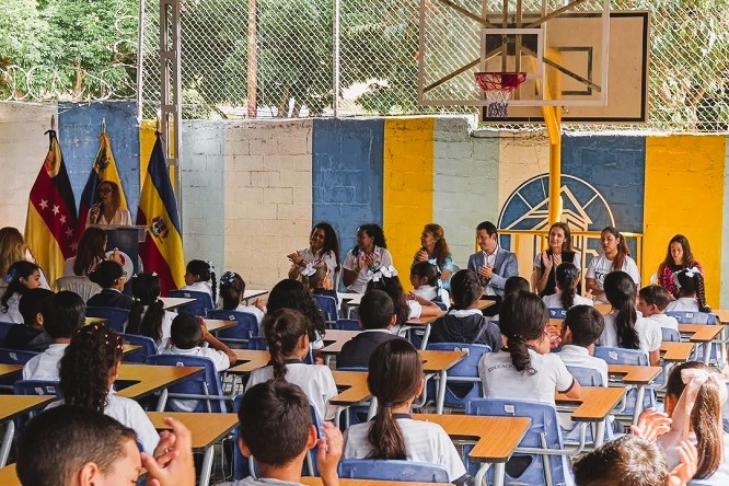 Fundación Traki donó 68 pupitres al Colegio Juan Manuel Cajigal en El Hatillo - FOTO