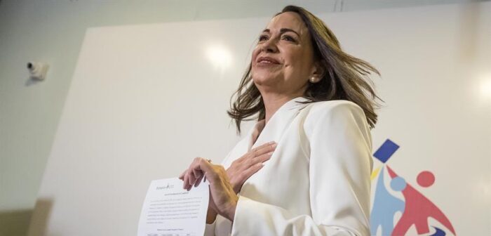 Machado agradece la Medalla a la Democracia otorgada por consultores políticos