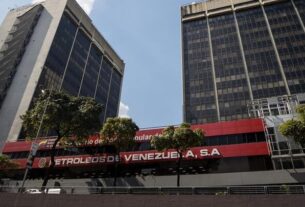 Producción petrolera de Venezuela subió hasta 989.000 barriles diarios en octubre