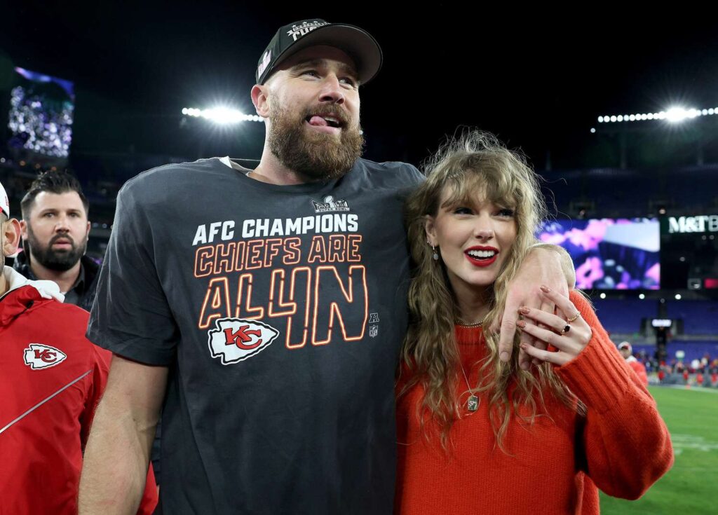 Taylor Swift, la estrella que se consagró como un fenómeno cultural 1 Travis Kelce y Taylor Swift