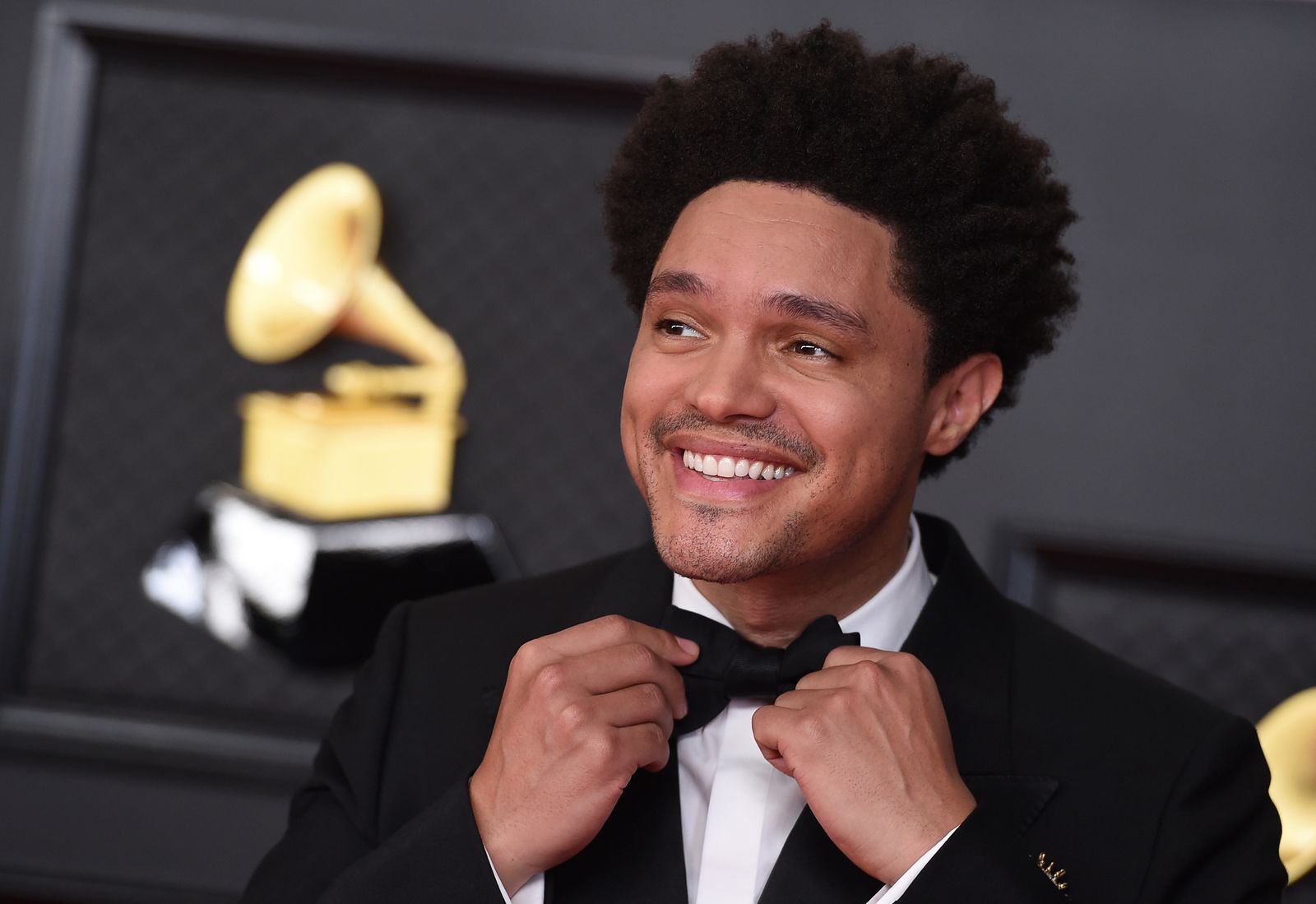 Trevor Noah volverá a presentar los premios Grammy