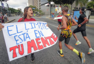 Con pancartas, gritos, música, papelón con limón… salió el venezolano a apoyar el maratón CAF 2025 (Imagen referencial - 42kilometros.com)
