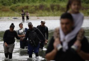 Trasladaron migrantes deportados de EEUU desde hotel en Panamá hasta el Darién