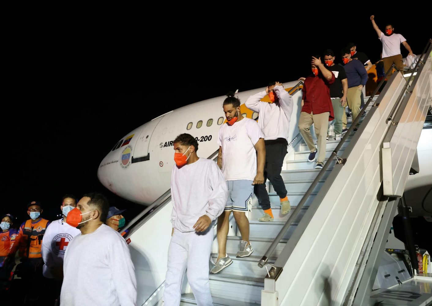 Aterriza en Venezuela avión con 178 migrantes deportados por EEUU