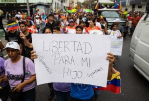 Maduro ordena incrementar vuelos de retorno de migrantes detenidos en EEUU