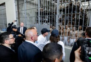 Secretaria de Seguridad de EEUU visitó cárcel salvadoreña con migrantes detenidos