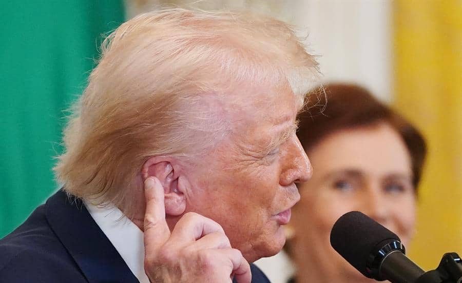 Trump ordena el desmantelamiento de siete agencias, entre ellas la Voz de América