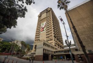 Venezuela reduce actividad laboral de entes públicos por sequía