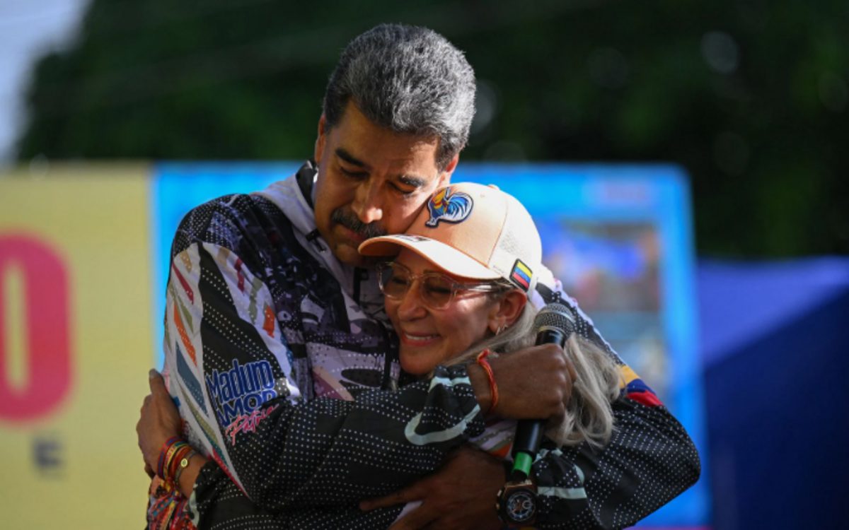 Diosdado Cabello vaticina el "pronto regreso" de Maduro y Flores