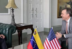 John Barrett - encargado de negocios de EEUU
