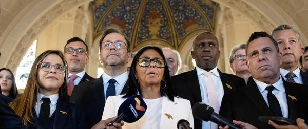 Delcy Rodríguez regresa a Venezuela tras asistir a la CIJ por la disputa con Guyana