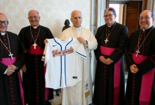 León XIV ya tiene su camisa personalizada del Team Béisbol Venezuela