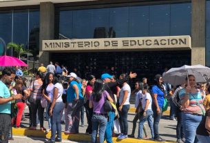Ministerio de Educación califica de "incomprensible" el llamado a paro nacional