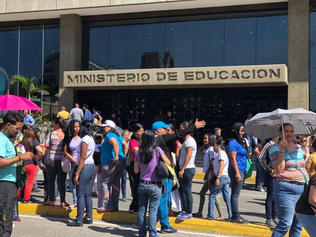 Ministerio de Educación califica de "incomprensible" el llamado a paro nacional