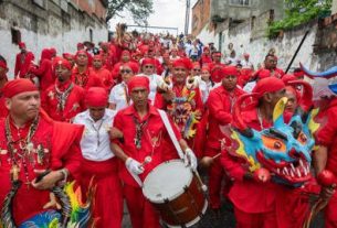 'Diablos danzantes' celebran Corpus Christi dejando ver efecto de la migración venezolana