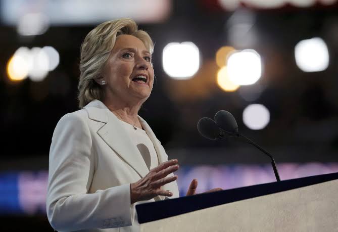 Hillary Clinton afirma que Biden cometió un "terrible error" al no retirarse antes