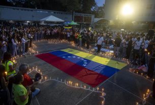 Cientos de venezolanos homenajean en vigilias a las víctimas de los terremotos
