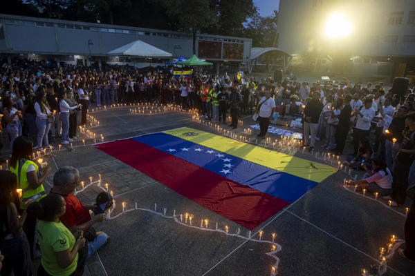 Cientos de venezolanos homenajean en vigilias a las víctimas de los terremotos