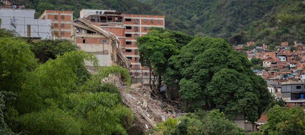 Colapsa parcialmente un colegio en Caracas nueve días después de los potentes terremotos