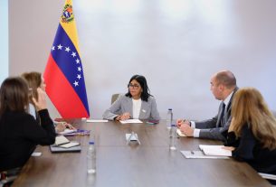 Delcy Rodríguez anuncia créditos bancarios para afectados por el doble terremoto