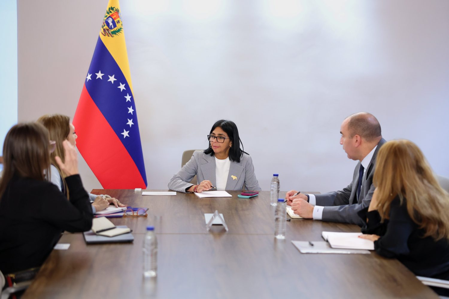 Delcy Rodríguez anuncia créditos bancarios para afectados por el doble terremoto