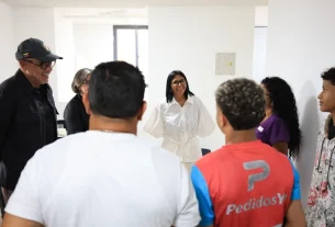 Delcy Rodríguez entrega las primeras viviendas a afectadas por los sismos