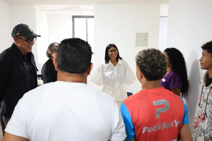 Delcy Rodríguez entrega las primeras viviendas a afectadas por los sismos