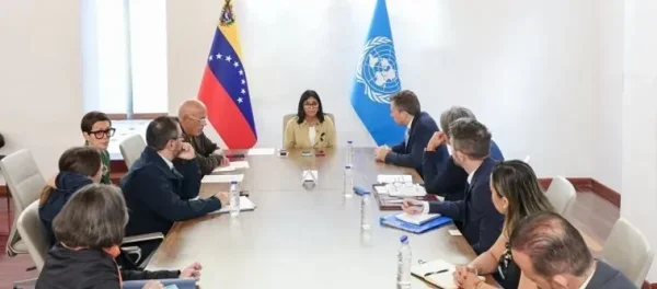 Delcy Rodríguez recibe al jefe humanitario de la ONU tras terremotos