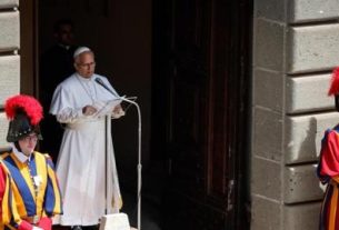 El papa pide no olvidar a quienes "sufren y mueren" por las guerras